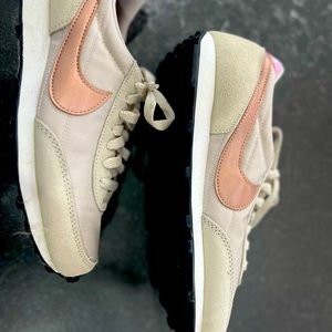Brand new never worn Women's Nike Daybreak sold out